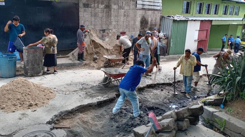 Los vecinos reparan calle San Antonio Abad