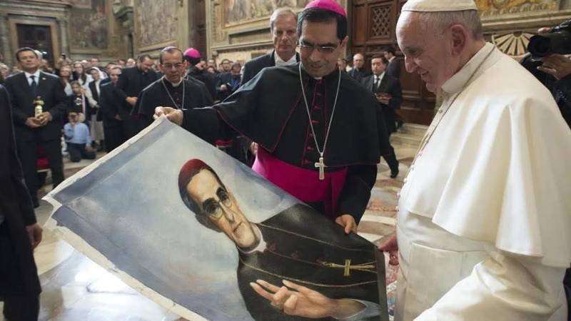 Imagen del momento en que el papa Francisco recibe la pintura de San Romero elaborada por el pintor salvadoreño. / 