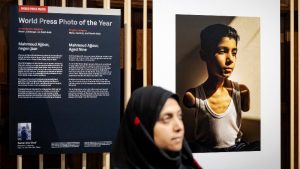 La fotoperiodista palestina Samar Abu Elouf, ganadora del premio World Press Photo de 2025, posa junto a su fotografía ganadora.