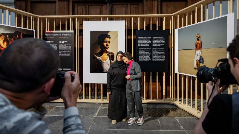La fotoperiodista palestina Samar Abu Elouf (izq.), ganadora del premio World Press Photo de 2025, acompañada por la directora ejecutiva de World Press Photo, Joumana El Zein Khoury, tras el anuncio junto a su fotografía ganadora, que muestra a un niño palestino de nueve años que perdió ambos brazos durante un ataque israelí contra la ciudad de Gaza.