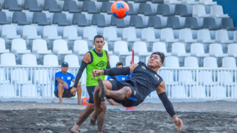 Entreno de la Playera, para el Mundial de Seychelles 2025. El jugador Elmer Robles (c), en acción. Foto: Cortesía Indes-Fesfut/LaSelecta