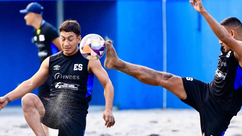 Los playeros Elmer Robles (i.) y Óscar Cruz, al balón durante el entreno de la Selecta, previo al Mundial. Foto: Cortesía Indes.
