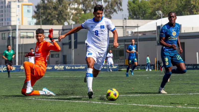 Luis Tobar durante el amistoso ante las fuerzas básicas del América. Foto: Federación Salvadoreña de Fútbol.