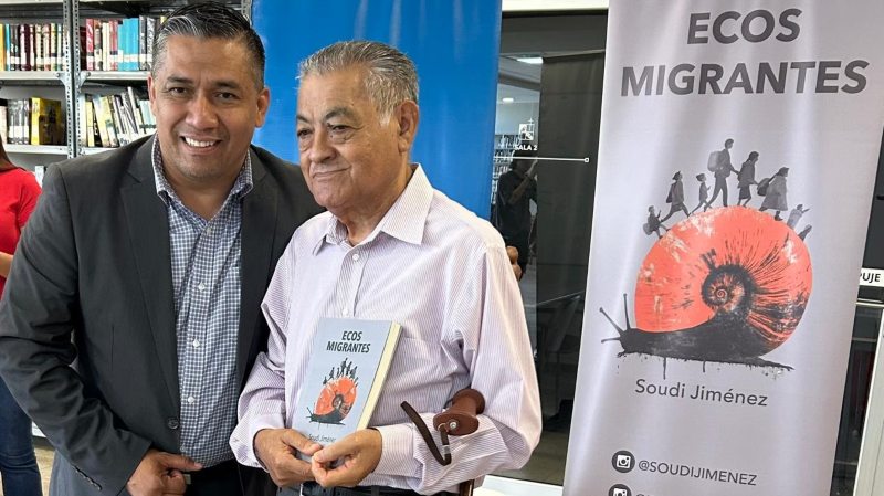Jiménez junto al periodista, escritor y formador de comunicadores en la Universidad de El Salvador, José Eduardo Cubías Colorado.