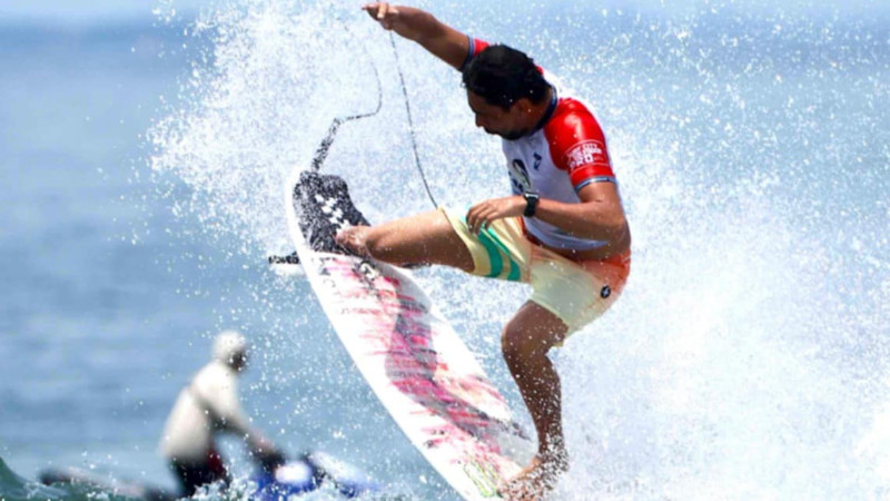 El surfista salvadoreño, Bryan Pérez, doma una ola en Punta Roca, durante la cuarta parada de la WSL. | Foto Cortesía Indes