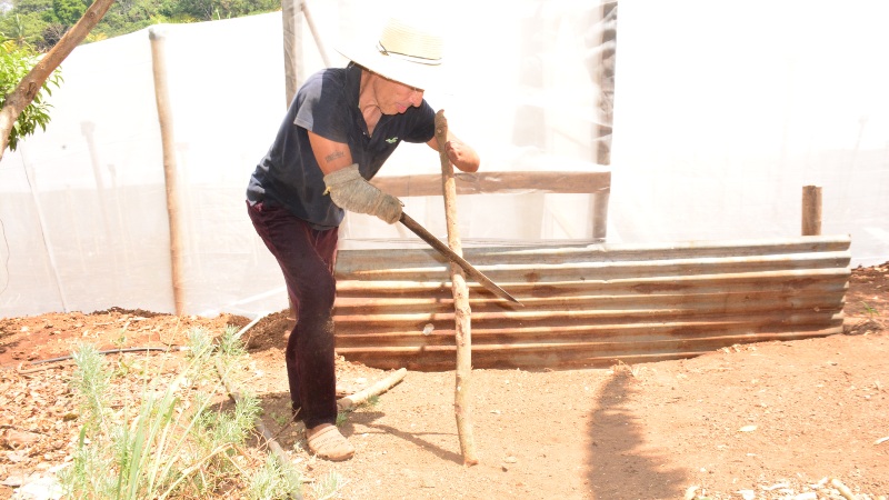 No tener sus dos manos no ha sido impedimento para Saúl. Se desenvuelve en todas las áreas, incluso la agricultura, en una comunidad del distrito de Tacuba. / 