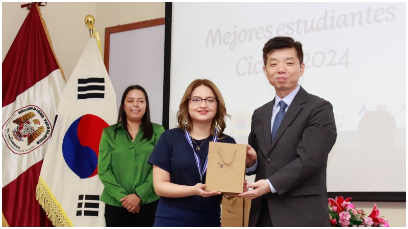 Profesores nativos y altamente calificados te brindan la mejor experiencia de aprendizaje del idioma coreano.  / 
