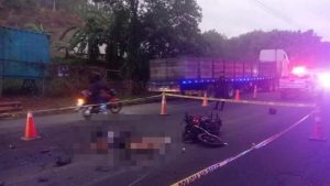 El cuerpo sin vida del motociclista quedó a un costado de la motocicleta. Foto EDH / Cortesía.