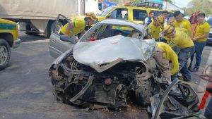 Los socorristas realizaron maniobras para poder liberar a la conductora que estaba atrapada. Foto EDH / Cortesía Comandos de Salvamento.