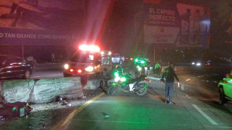 La motocicleta quedó a un costado de los separadores, mientras los socorristas auxilian a las personas afectadas. Foto EDH / Cortesía PNC.