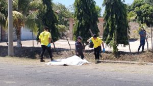 Víctimas quedaron a varios metros de donde chocaron contra el vehículo. Foto: Cortesía