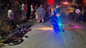 Dos motociclistas resultaron heridos en choque en la calle principal del cantón El Tinteral, en Santa Ana.