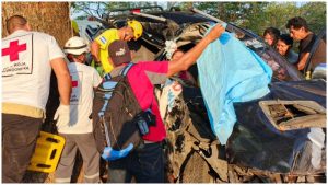 Una mujer quedó atrapada en el vehículo y tuvo que ser liberada con equipo especial. Foto / Cortesía