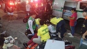 Una trabajadora de la pupusería es atendida por cuerpos de socorro. Foto: Cortesía