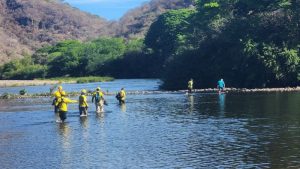 Socorristas estaban en la búsqueda del cuerpo sin vida. Foto EDH / Cortesía Comandos de Salvamento.