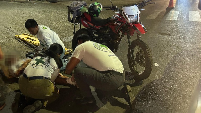 Cruz Verde Salvadoreña atiende a una mujer que fue impactada por una motocicleta cuando cruzaba la carretera, en Chalchuapa. Los accidentes han tenido un leve incremento, según Protección Civil. / 