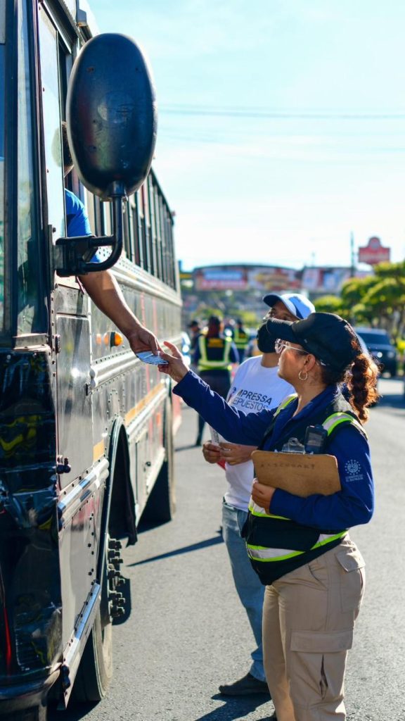 El Viceministerio de Transporte (VMT) se encuentra en diferentes sitios del país para verificar el cumplimiento de la ley, tanto en el transporte colectivo y particular, con la finalidad de prevenir los accidentes. Foto EDH/Cortesía