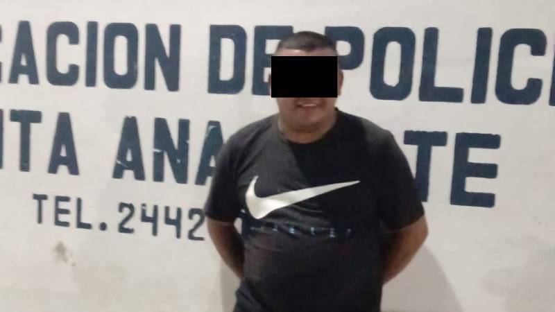 El agente de la PNC, Josué Daniel E. O., de 41 años, fue capturado el sábado en la noche, tras ser denunciados por la población, de estar borrachos y realizar disparos con arma de fuego mientras estaban de servicio en el caserío El Puntito, distrito de Metapán, Dpto. de Santa Ana. EDH/Cortesía