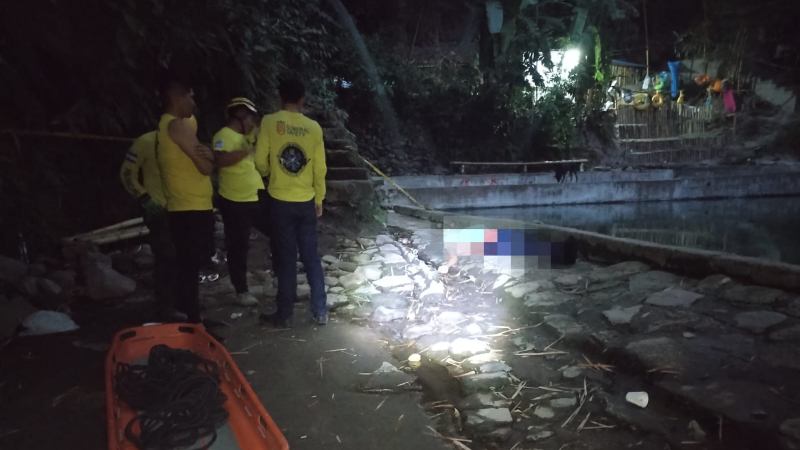 El cuerpo sin vida de Alejandro Medrano fue encontrado en la piscina. Foto EDH / Cortesía Comandos de Salvamento.