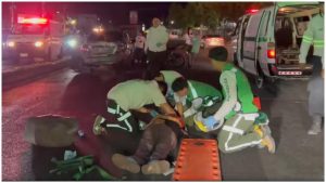 Carro impactó a un motociclista y a un peatón en la carretera de Oro. Foto / Cortesía Cruz Verde