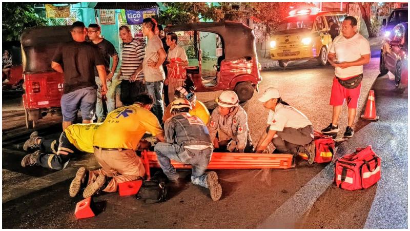 El peatón quedó tendido a media calle. Foto / Cortesía Cruz Roja