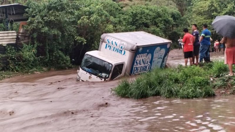Tres personas se conducían abordo del camión. Foto / Cortesía Comandos de Salvamento