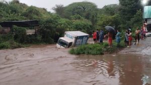 Las intensas lluvias provocaron la subida del río Chacalapa. Foto / Cortesía Comandos de Salvamento