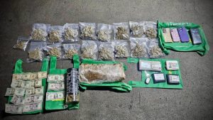 A los sujetos se les incautaron 17 bolsas y un frasco con marihuana, cuatro teléfonos celulares y $118.00 en efectivo. Foto EDH / Cortesía.