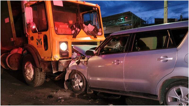 Cuatro personas viajaban en el auto, detallaron. Foto / Comandos de Salvamento