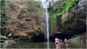 Algunos aventureros piden a locales que los guien hasta el lugar. Foto / David Cañenguez