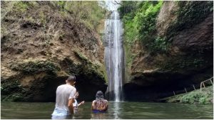 Jóvenes disfrutan de la casacada El Escudo