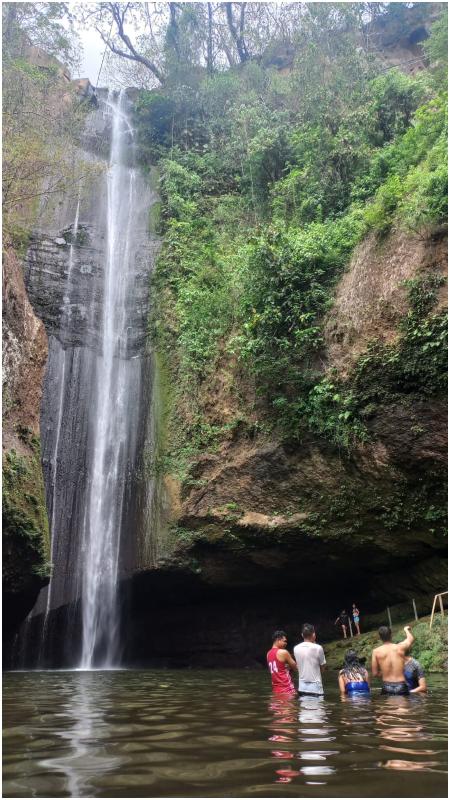 Los más atrevidos nadan hasta donde cae la cascada ya que es muy profundo. Foto / David Cañenguez