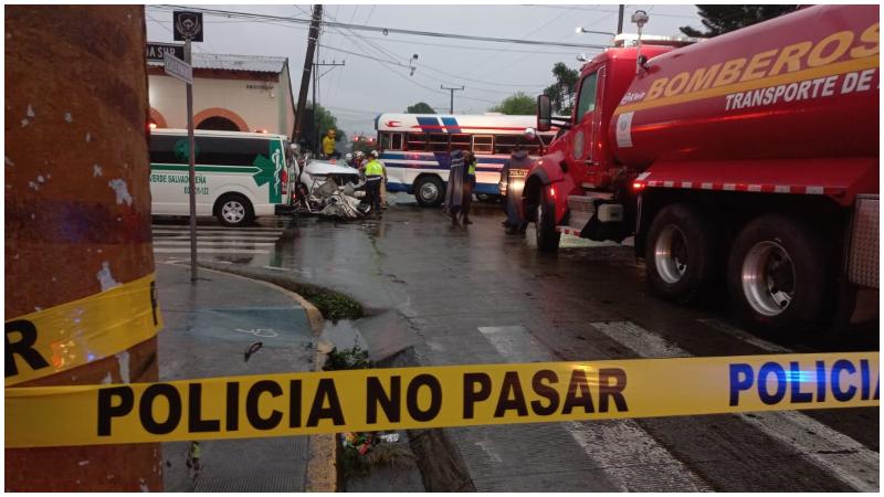 El paso vehicular y peatonal permaneció cerrado por varias horas mientras liberaban el cadáver y retiraban los escombros. Foto / Jorge Reyes