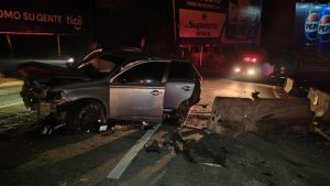 El carro resultó con daños considerables tras el choque con los separadores. Foto: Cruz Roja Salvadoreña