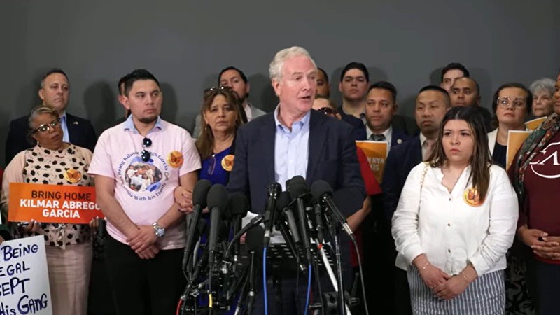El senador estadounidense Chris Van Hollen realizó una conferencia de prensa en el Aeropuerto Internacional Washington Dulles a su regreso de El Salvador, donde habla de su viaje, incluida su reunión de ayer por la noche con Kilmar Abrego García. Imagen cortesía