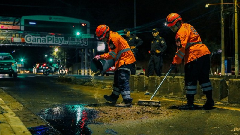 Empleados de Gobierno atendieron un derrame de aceite ocurrido la noche del 16 de abril de 2025 en la Alameda Juan Pablo II, en San Salvador. / Foto cortesía Protección Civil