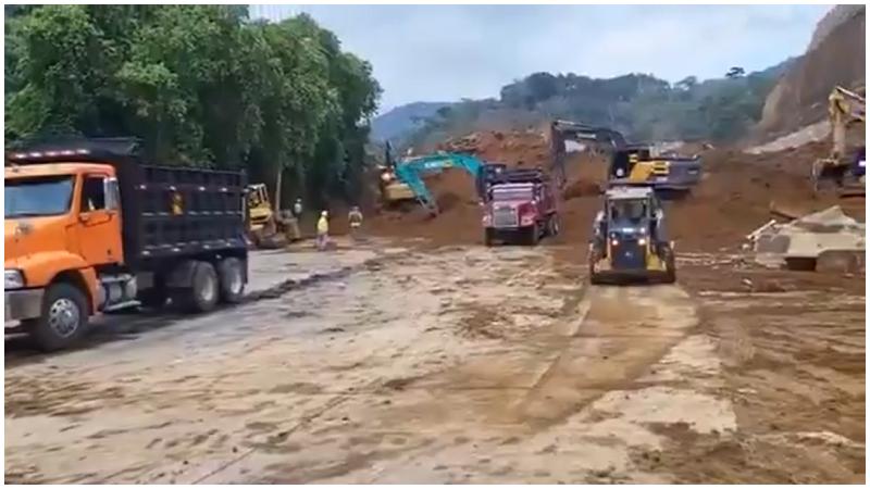 Maquinaria retira los escombros de la carretera. Foto / Cortesía MOPT