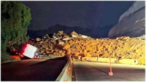 Cuerpos de socorro llegaron para atender a los posibles heridos tras el derrumbe. Foto / Cortesía