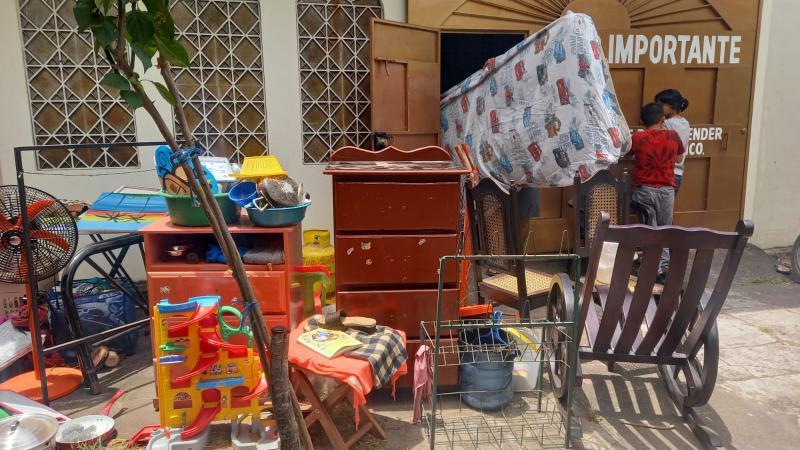 Las pertenencias de la familia fueron sacadas a la acera el día del procedimiento. / 