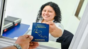 Salvadoreños esperan su turno durante una jornada consular móvil en Texas, donde se puede tramitar el pasaporte sin cita.