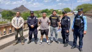 Policía salvadoreña entrega a su par hondureña a Erick Ramos Pineda buscado por presunta extorsión en la vecina nación. Foto: X/@VI11ATORO