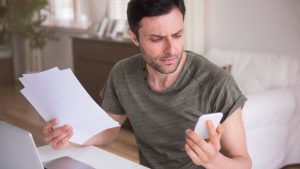 A través de correos falsos que informan sobre paquetes retenidos en aduana, los cibercriminales buscan llevar a las víctimas a sitios web falsos que imitan la estética de FedEx para robar información personal y financiera.