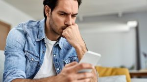 Cuando un amigo o familiar es víctima de un ciberataque, no solo corre peligro su información, sino también la de sus contactos.