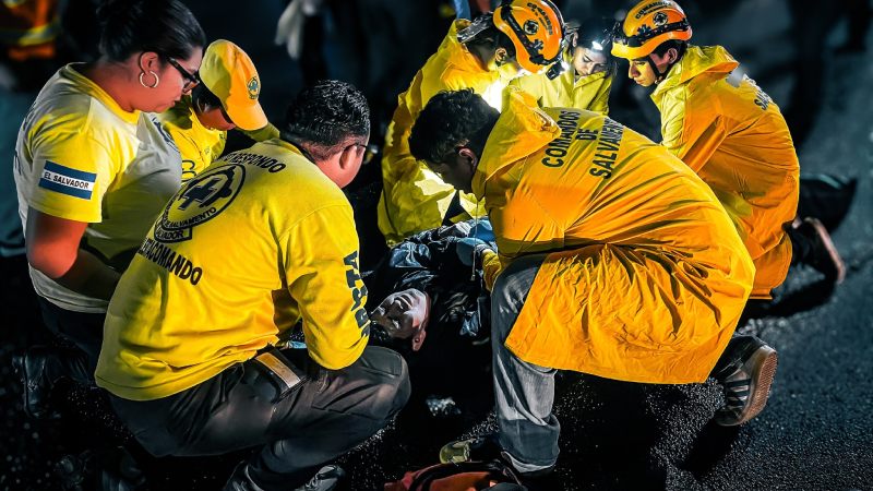 Joven en moto herido en Ilopango. Foto / Comandos de Salvamento