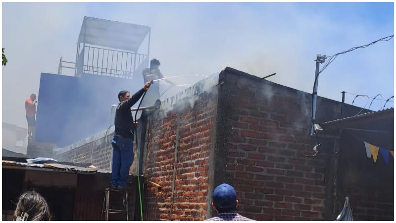 Vecinos ayudaron con baldes con agua y mangueras para sofocar las llamas. Foto / Cortesía