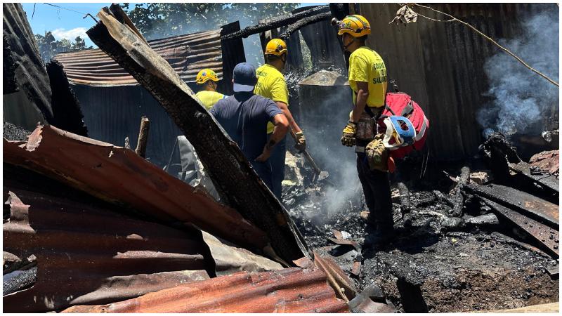 Por falta de agua, los lugareños no pudieron sofocar el fuego. Foto / Cortesía Comandos 
