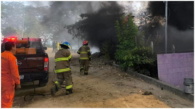 Los bomberos lograron sofocar las llamas sin que otras casas salieran afectadas. Foto / Cortesía Cruz Verde