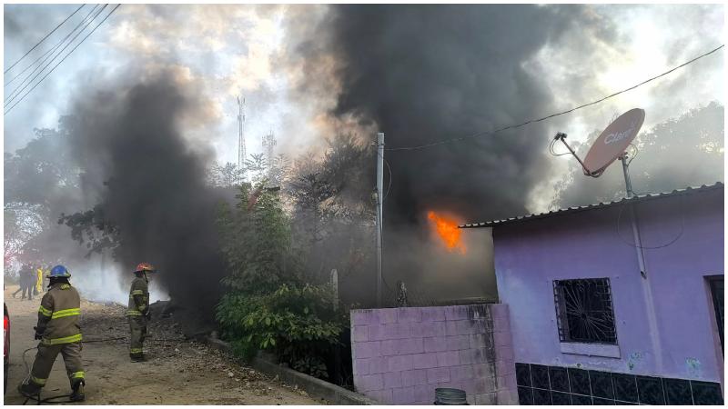 El fuego dañó parte de una vivienda, detallaron los socorristas. Foto /  Cortesía Cruz Verde 