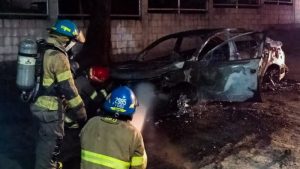 Bomberos atendieron un incendio vehicular, en Zaragoza, La Libertad. Foto EDH / Cortesía Cuerpo de Bomberos.