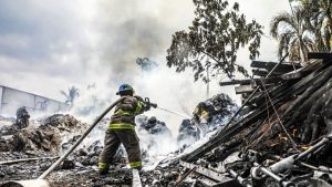 Bomberos sofocan incendios en terrenos en maleza. Foto EDH / Cortesía Cuerpo de Bomberos.